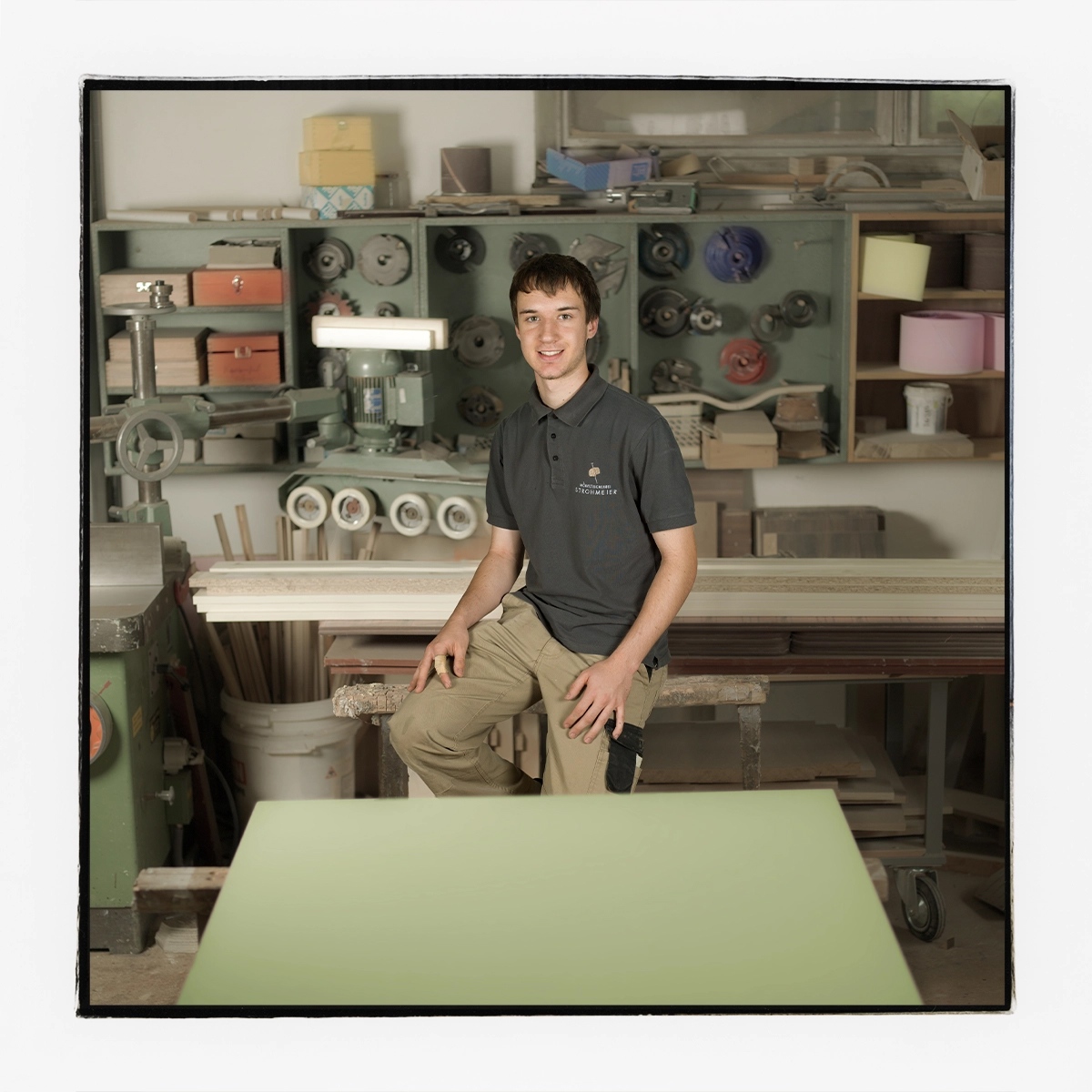 Portrait des Lehrling Mag. Sebastian Lukas in der Tischlerwerkstatt Strohmeier
